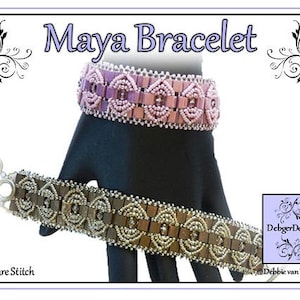 Puede incluir: Dos pulseras de cuentas, una de color rosa claro y otra de color marrón, con un patrón de punto cuadrado. Las pulseras están en una mano de maniquí negra. El texto de la imagen dice "Maya Bracelet" y "DebbiegerDesigns".