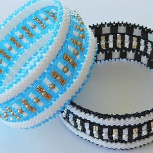 Op de afbeelding: Twee kralenarmbanden, een met een blauw-wit geruit patroon met gouden accenten en de andere met een zwart-wit geruit patroon met zilveren accenten.