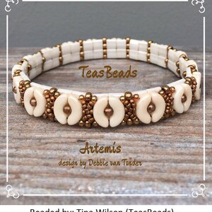K&ouml;nnte beinhalten: Ein wei&szlig;es und goldenes Armband mit einem Muster aus kleinen wei&szlig;en Kreisen und goldenen Perlen. Das Armband ist mit "Teas Beads" und "Artemis, design by Debbie van Tonder" beschriftet.