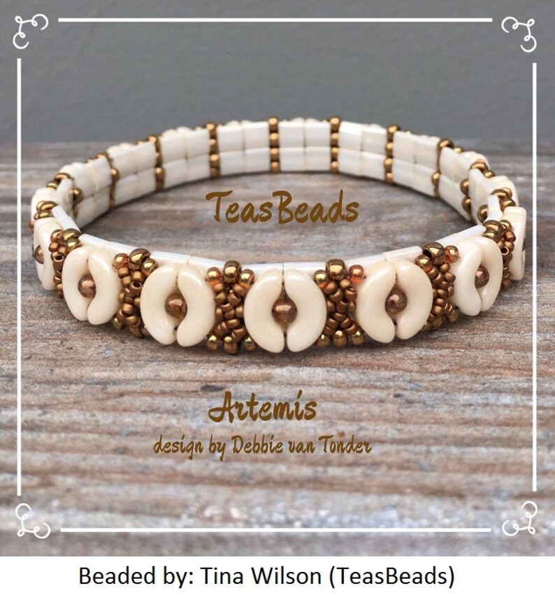 K&ouml;nnte beinhalten: Ein wei&szlig;es und goldenes Armband mit einem Muster aus kleinen wei&szlig;en Kreisen und goldenen Perlen. Das Armband ist mit "Teas Beads" und "Artemis, design by Debbie van Tonder" beschriftet.