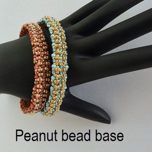 Puede incluir: Tres pulseras de cuentas apiladas en una mano de maniqu&iacute; negra. Las pulseras est&aacute;n hechas con peque&ntilde;as cuentas redondas en tonos marrones, dorados y turquesas. El texto "Peanut bead base" est&aacute; escrito debajo de las pulseras.