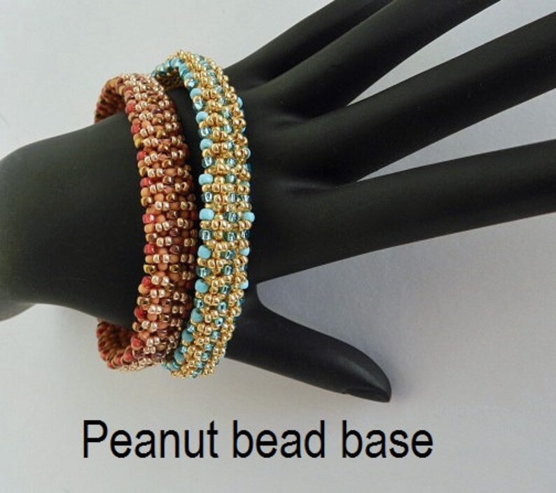 Puede incluir: Tres pulseras de cuentas apiladas en una mano de maniqu&iacute; negra. Las pulseras est&aacute;n hechas con peque&ntilde;as cuentas redondas en tonos marrones, dorados y turquesas. El texto "Peanut bead base" est&aacute; escrito debajo de las pulseras.