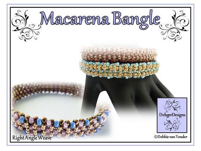 Puede incluir: Un brazalete de cuentas tejido en &aacute;ngulo recto. El brazalete est&aacute; hecho con cuentas marrones, doradas y azules. El brazalete se llama "Macarena Bangle" y es un patr&oacute;n de Debbieger Designs.