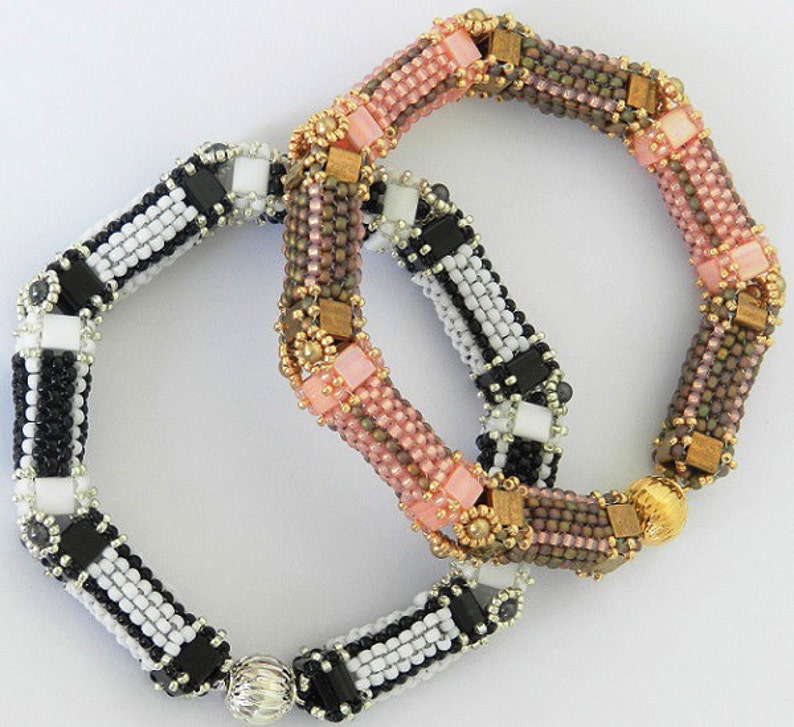 Peut inclure: Deux bracelets en perles, l'un noir et blanc, l'autre rose, brun et or. Les deux bracelets ont une perle ronde &agrave; l'extr&eacute;mit&eacute;.