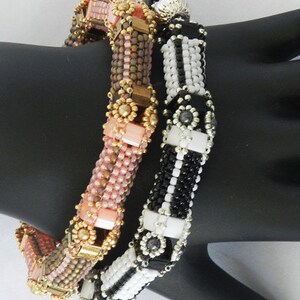 Peut inclure: Deux bracelets en perles, l'un avec des perles noires et blanches et l'autre avec des perles roses, brunes et dor&eacute;es.