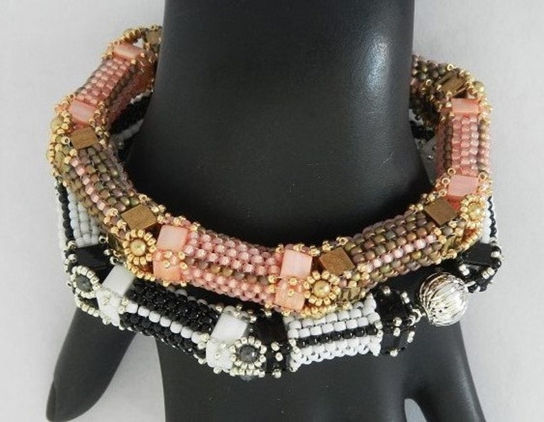 Peut inclure: Un ensemble de trois bracelets en perles avec un motif noir et blanc, un motif rose et marron et un charme argent&eacute;.