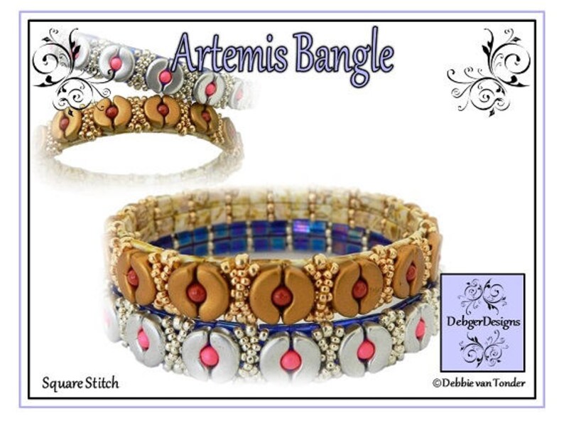K&ouml;nnte beinhalten: Ein Set aus drei Perlenarmb&auml;ndern in Gold, Silber und Blau mit rosa Akzenten. Die Armb&auml;nder sind &uuml;bereinander gestapelt und weisen ein quadratisches Stichmuster auf. Der Bildtext lautet "Artemis Bangle" und "Square Stitch".