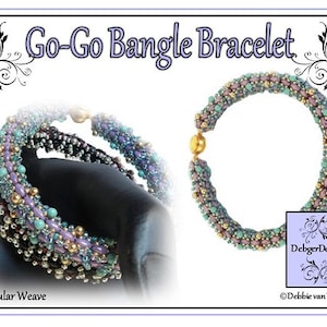 Può includere: Un braccialetto multi-colorato con perline con un motivo a intreccio tubolare. Il braccialetto è realizzato con perline dorate, viola, turchesi e argentate. Il braccialetto si chiama "Go-Go Bangle Bracelet" ed è un design di Debbieger Designs.