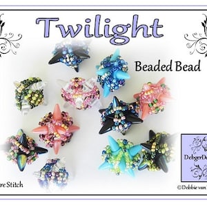 Könnte beinhalten: Nahaufnahme von neun sternförmigen Perlen in verschiedenen Farben, darunter rosa, blau, grün und schwarz. Die Perlen sind in Quadrat-Stich gefertigt und werden von Debber Designs "Twilight Beaded Bead" genannt.