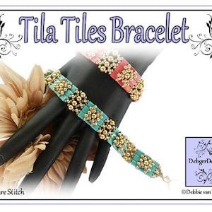 Könnte beinhalten: Zwei Perlenarmbänder, eines türkis und gold, das andere korallenfarben und gold, auf einer Mannequinhand. Die Armbänder sind aus quadratischen Fliesen gefertigt und haben ein Blumenmuster. Die Bildunterschrift lautet "Tila Tiles Bracelet" und "Square Stitch".