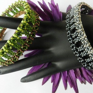 Puede incluir: Tres pulseras de cuentas en verde, gris y negro. Las pulseras est&aacute;n hechas con cuentas peque&ntilde;as y tienen un patr&oacute;n geom&eacute;trico.