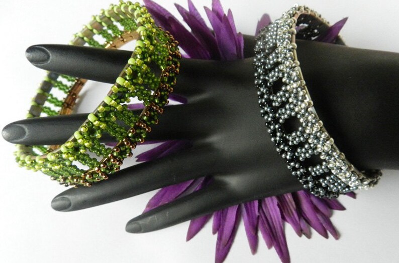 Puede incluir: Tres pulseras de cuentas en verde, gris y negro. Las pulseras est&aacute;n hechas con cuentas peque&ntilde;as y tienen un patr&oacute;n geom&eacute;trico.