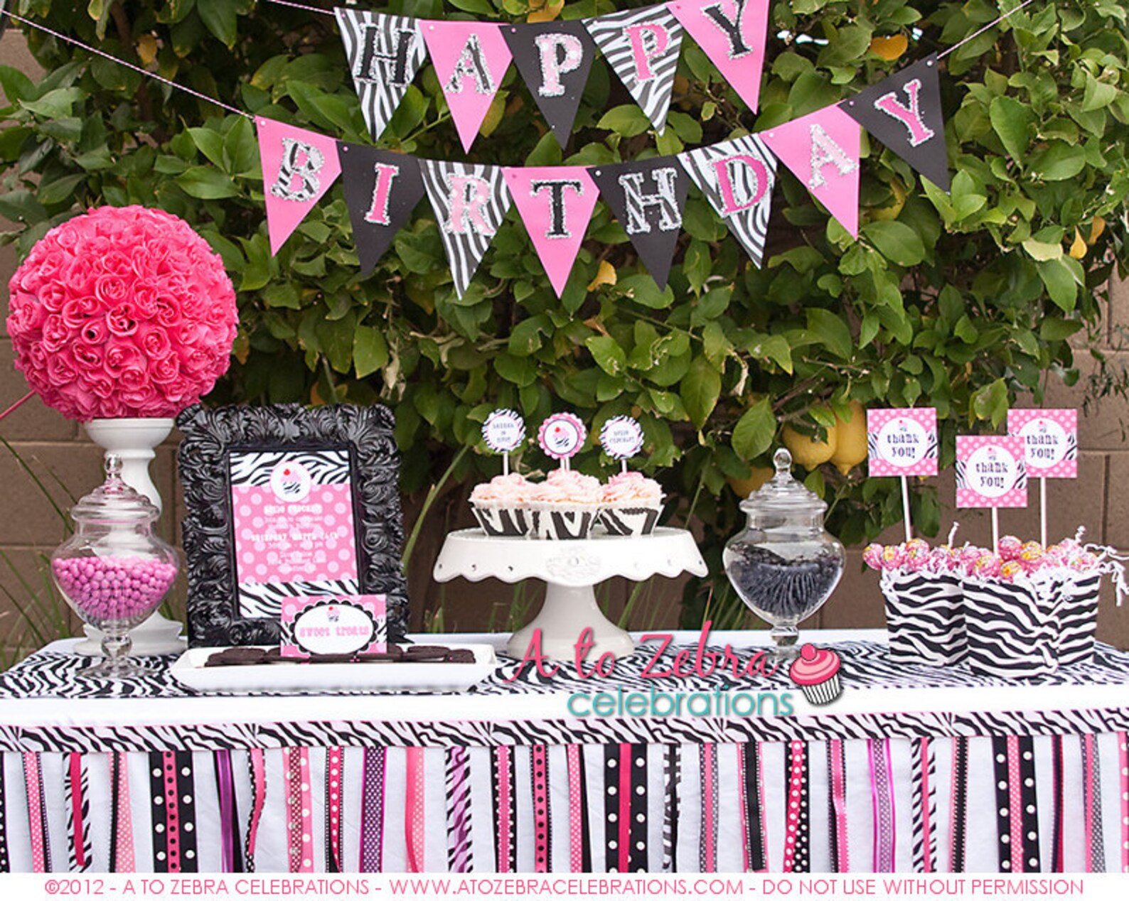 День рождения в розовом стиле. Розовый кэнди бар pink party. Праздничный торт с подарками. День рождение пинк. День рождение пинк.