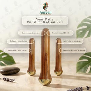 Puede incluir: Se muestran tres herramientas de masaje facial de madera con bases doradas. El texto dice "Your Daily Ritual for Radiant Skin". Texto adicional destaca beneficios como la reducci&oacute;n de ojeras y la mejora de la elasticidad de la piel. Las herramientas est&aacute;n dispuestas sobre una superficie clara.