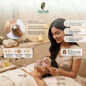 Puede incluir: Imagen que muestra un masaje facial con un Kansa wand. El wand, hecho de bronce tradicional 80/20 con textura martillada y mango de madera de teca, se utiliza en el rostro de una persona. La imagen destaca la rejuvenecimiento de la piel, el alivio del estr&eacute;s y los beneficios de la desintoxicaci&oacute;n linf&aacute;tica.