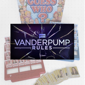 Könnte beinhalten: Ein Guess Who? Brettspielkarton mit dem Text "Guess Who?" und Illustrationen von Personen. Darunter eine Bravo TV-Werbung für "Vanderpump Rules". Das Spiel enthält rote und blaue Spielbretter und Charakterkarten.