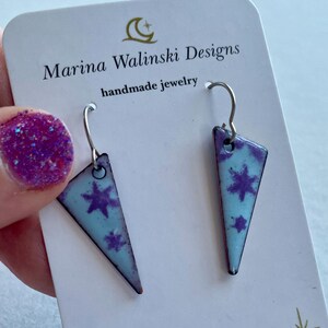 Pendientes colgantes triangulares de esmalte con diseño geométrico de estrellas azules y moradas