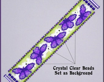 Könnte beinhalten: Ein Armband aus Perlen mit einem Muster aus lila Schmetterlingen auf einem grün-weißen Hintergrund. Kristallklare Perlen werden als Hintergrund verwendet.