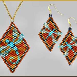 Puede incluir: Un conjunto de joyas de cuentas que incluye un collar y pendientes. El collar y los pendientes están hechos de pequeñas cuentas de colores en un patrón geométrico. El patrón es una forma de diamante con un diseño de libélula en el centro. Las cuentas son en tonos de naranja, azul y negro.