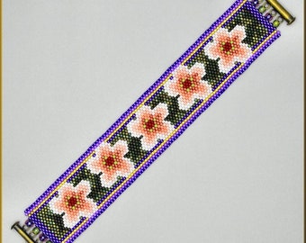Puede incluir: Un brazalete de cuentas moradas y verdes con un diseño floral. El brazalete presenta cinco flores rosas con centros blancos y hojas verdes.