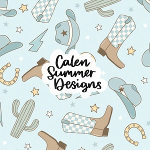 Op de afbeelding: Een naadloos patroon met verschillende cowboy-illustraties op een lichtblauwe achtergrond. Het patroon bevat cowboylaarzen, hoeden, cactussen, hoefijzers en sterren. De tekst "Calen Summer Designs" staat in het midden van het patroon.