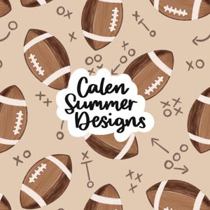 Puede incluir: Un patrón sin costuras que presenta balones de fútbol marrones con cordones blancos sobre un fondo marrón claro. El patrón incluye símbolos escritos a mano como 'X', 'O' y '+'. El texto 'Calen Summer Designs' está escrito en negrita, en negro.