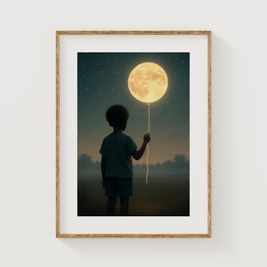 Può includere: Una stampa artistica incorniciata raffigura un bambino che tiene una luna luminosa con una corda in un campo di notte. La luna è di un giallo brillante e il bambino è in silhouette contro il cielo scuro. L'opera d'arte è incorniciata in una cornice di legno marrone chiaro.