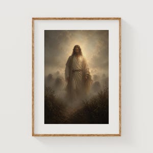 Könnte beinhalten: Gerahmter Druck einer religiösen Figur in einem weißen Gewand, umgeben von Schafen. Das Kunstwerk hat eine weiche, ätherische Qualität mit warmem, goldenem Licht. Der Rahmen ist hellbraun. Das Bild ist in einem Feld.