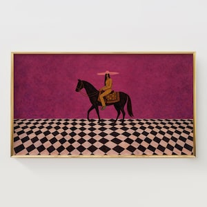 Könnte beinhalten: Gerahmter Kunstdruck mit einer Person auf einem schwarzen Pferd. Der Reiter trägt einen Leoparden-Print-Anzug und einen rosa Hut. Der Hintergrund ist strukturiertes Lila, der Boden hat ein schwarz-weißes Schachbrettmuster.