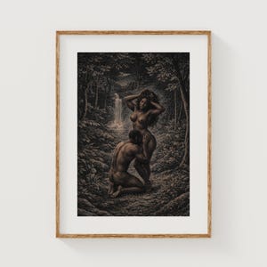 Op de afbeelding: Een ingelijste sepia-kleurige prent toont een stel in een bosrijke omgeving. Een vrouw staat bij een waterval, terwijl een man voor haar knielt. Het kunstwerk heeft een klassiek, romantisch thema.