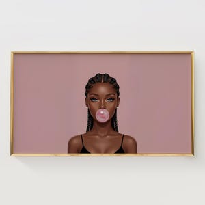 Könnte beinhalten: Gerahmter Kunstdruck mit einer digitalen Illustration einer Frau mit dunkler Haut, geflochtenem Haar und einer Kaugummiblase. Die Frau trägt ein schwarzes Oberteil, und der Hintergrund ist einfarbig malvenfarben. Der Rahmen ist goldfarben.