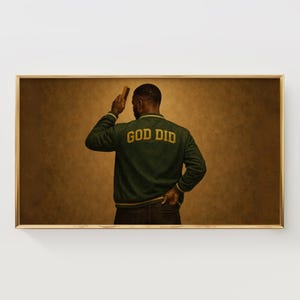 Puede incluir: Impresión enmarcada que muestra a una persona con una chaqueta verde con la inscripción "GOD DID" en letras doradas en la espalda. La chaqueta tiene ribetes amarillos y blancos. El fondo es marrón texturizado.