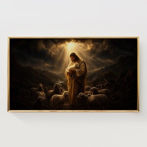 Könnte beinhalten: Ein gerahmtes religiöses Kunstwerk zeigt eine Figur in Gewändern, die ein Lamm hält, umgeben von Schafen. Ein Lichtstrahl scheint von oben herab und beleuchtet die Szene vor dem Hintergrund dunkler Wolken und Berge. Das Kunstwerk hat einen goldenen Rahmen.