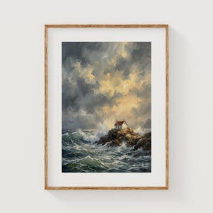 Puede incluir: Impresión enmarcada de una pintura de paisaje marino. Una pequeña casa blanca con tejado rojo se asienta sobre una isla rocosa, rodeada de turbulentas olas oceánicas bajo un cielo dramático y nublado. La obra de arte está en un marco de madera.