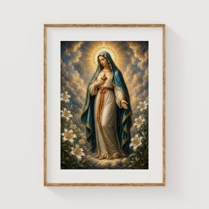 Puede incluir: Impresión religiosa enmarcada que representa a una mujer con un vestido blanco y una capa azul, sosteniendo un corazón. La obra de arte está ambientada sobre un fondo de nubes y un halo dorado, con flores blancas en primer plano.