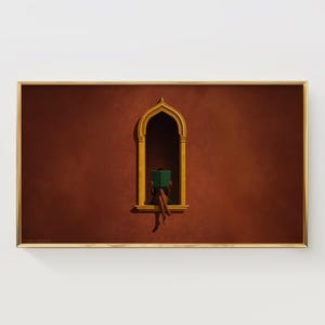 Op de afbeelding: Een ingelijste kunstdruk toont een persoon die een groen boek leest in een gouden boogvenster tegen een dieprode muur. Het kunstwerk is ingelijst in een goudkleurige lijst.