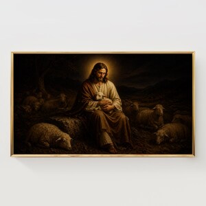 Könnte beinhalten: Ein gerahmter Druck eines religiösen Gemäldes. Das Kunstwerk zeigt einen Mann mit langem Haar und Bart, der ein Lamm hält. Mehrere Schafe sind um ihn herum verstreut. Das Gemälde ist vor einem dunklen Hintergrund mit einem goldenen Rahmen.
