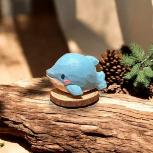 Ocean's Smile - Adorable décoration de dauphin en bois | Charme côtier dauphin - Votre ami de bureau | Dauphin espiègle des vagues | Bébé dauphin joufflu Julias