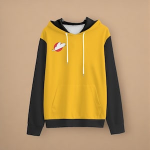 Puede incluir: Una sudadera amarilla y negra con un logotipo rojo y blanco en la parte delantera. El logotipo es una nube estilizada con un círculo alrededor.