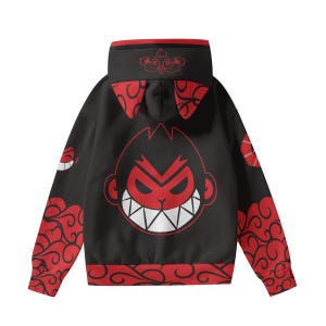 Puede incluir: Sudadera con capucha negra con un gráfico de cara de mono rojo en la espalda. La sudadera con capucha presenta detalles en rojo en la capucha, las mangas y el ribete. Las mangas tienen un diseño de remolino rojo. La capucha tiene un diseño rojo y negro.
