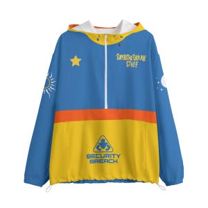 Puede incluir: Chaqueta anorak azul, naranja y amarilla con el texto "Superstar Daycare STAFF" y "SECURITY BREACH". La chaqueta tiene cremallera y capucha blancas, con una estrella y un sol en las mangas. La chaqueta es ligera, estilo cortavientos.