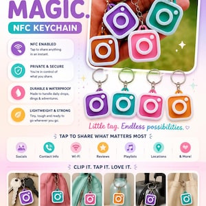 Könnte beinhalten: NFC-Schlüsselanhänger in verschiedenen Farben, geformt wie eine Kamera. Die Schlüsselanhänger sind an Schlüsseln, Taschen und Wasserflaschen befestigt. Der Text auf dem Bild lautet "Tiny Tag. Big Magic. NFC Keychain."