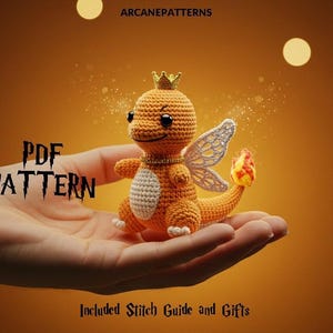Op de afbeelding: Een gehaakt oranje wezen met een kroon, vleugels en een vlamstaart, vastgehouden in een hand. De afbeelding bevat de tekst "PDF PATTERN" en "Included Stitch Guide and Gifts". De achtergrond is warm goudkleurig met bokeh-lichten.