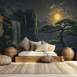 Puede incluir: Una escena serena con una cascada que cae por un acantilado rocoso, una luna llena brillando intensamente en el cielo nocturno y un bonsái con exuberante follaje verde. La escena está enmarcada por una plataforma de madera con cojines y almohadas, creando un ambiente tranquilo y acogedor.