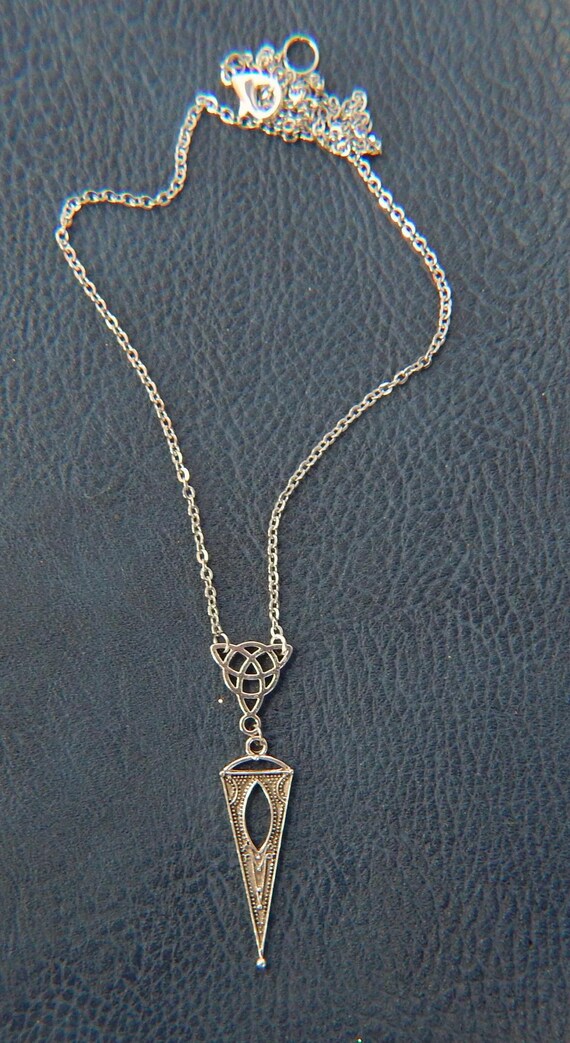 シルバーバイキングネックレス：ハンドメイドの北欧風トライアングル