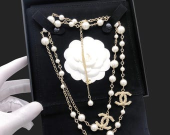 Bereits benutzte Chanel-Perlen-Halskette, CC-Logo-Statement-Halskette, goldfarbener Multi-Layer-Schmuck, wie neu