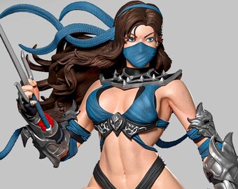 Könnte beinhalten: Detaillierte Figur einer Kriegerin in dynamischer Pose, gekleidet in einem blau-schwarzen Outfit mit silbernen Akzenten. Sie hält zwei Schwerter und steht auf einem felsigen Sockel. Die Figur hat braunes Haar und eine blaue Gesichtsmaske.