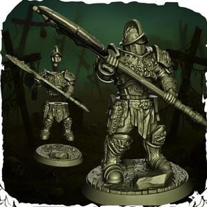 Può includere: Una figura in miniatura dettagliata, di colore metallico, di un cavaliere con armatura completa, che tiene una grande lancia. Il cavaliere è in piedi su una base di pietra, con una seconda figura smontata e una base sullo sfondo. Lo sfondo presenta una scena di cimitero.