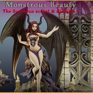 Peut inclure: Sculpture fantastique intitulée "Monstrueuse Beauté" représentant une succube avec de grandes ailes noires, des cornes et une tenue révélatrice. La figurine est posée avec les bras tendus, sur fond d'architecture gothique et de bougies.