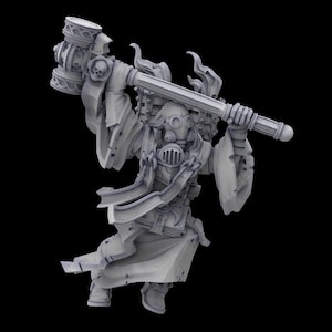 Op de afbeelding: Gedetailleerde, grijze miniatuurfiguur van een personage in een gewaad, met een gasmasker en een grote hamer. De hamer heeft sierlijke details en het figuur heeft een ketting om de nek. De figuur staat tegen een zwarte achtergrond.